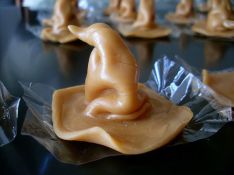 Harry Potter Caramel Sorting Hat – tutorial shared on Candy Bar Cupcakes