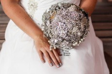 DIY Rhinestone Wedding Brooch Bouquet – shared by A Sparkly Life for Me See the full tutorial: http://asparklylifeforme.com/step-by-step-tutorial-wedding/