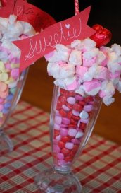 DIY Valentine’s Day Table Candy Décor – tutorial shared by The DIY Dish