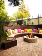 Curved Patio Bench Around Fire Pit – shared on HomeBNC